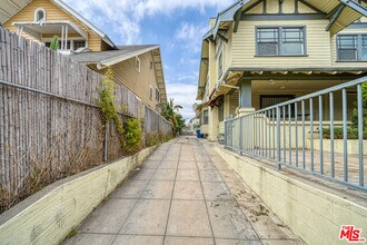 1677 S Harvard Blvd in Los Angeles, CA - Building Photo - Building Photo