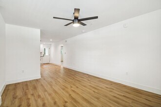 1900 Danese Ct in Jacksonville, FL - Foto de edificio - Building Photo