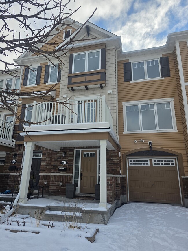 601 Foxlight Cir in Ottawa, ON - Building Photo - Building Photo