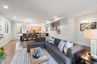 844 W Diversey Pky, Unit 3W in Chicago, IL - Building Photo - Building Photo