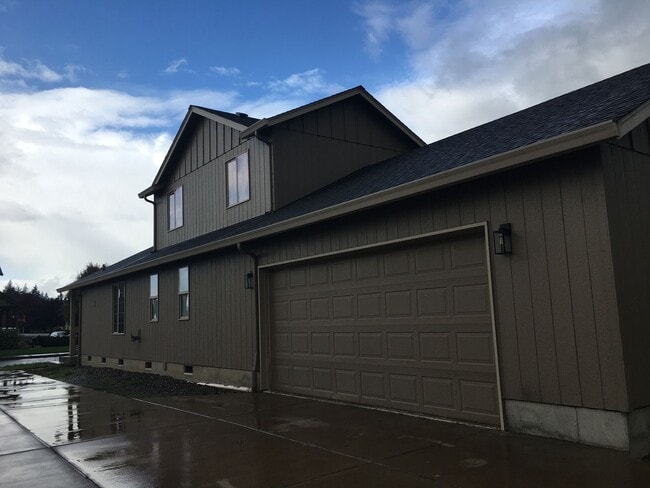 60 Almond Way in Creswell, OR - Building Photo - Building Photo