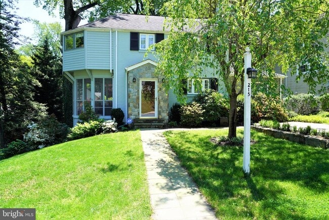 property at 215 Crestmoor Cir