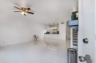 402 Wilcrest Dr in Houston, TX - Building Photo - Building Photo