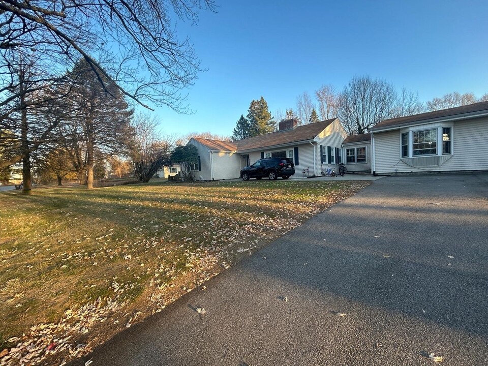 183 E Main St in Westborough, MA - Foto de edificio