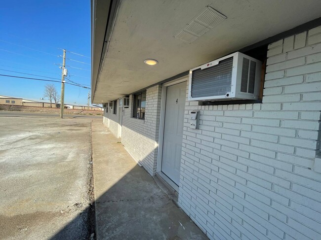 Raider Court Studio Apartments in Jonesboro, AR - Building Photo - Interior Photo