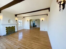 1362 Lucile Ave in Los Angeles, CA - Building Photo