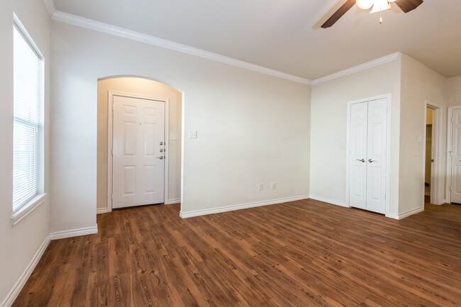 1041 Newcastle Dr in Weatherford, TX - Foto de edificio - Building Photo