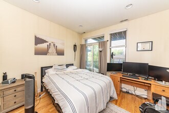 1133 W Addison St, Unit 2I in Chicago, IL - Building Photo - Building Photo