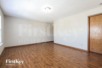 301 Sunbeam Ln in Greenwood, IN - Foto de edificio - Building Photo