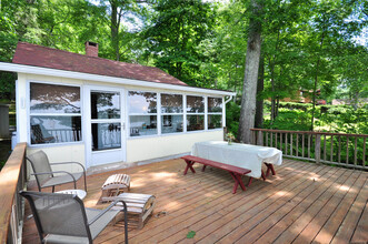 283 E Shore Rd in Morris, CT - Foto de edificio - Building Photo