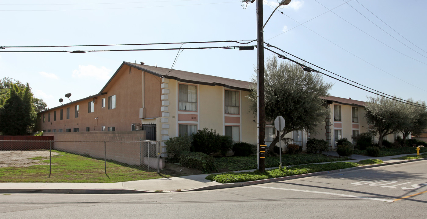 Los Cerritos Villa in Artesia, CA - Building Photo