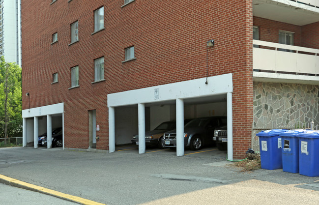 Charlton Park Apartments in Hamilton, ON - Building Photo - Building Photo