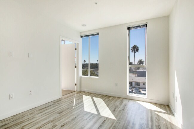 3008 Santa Monica Blvd in Santa Monica, CA - Building Photo - Building Photo