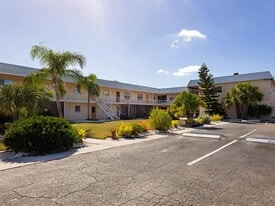 400 Base Ave E in Venice, FL - Building Photo