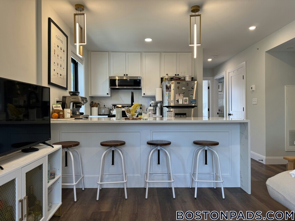 35 Hunnewell Ave in Boston, MA - Building Photo