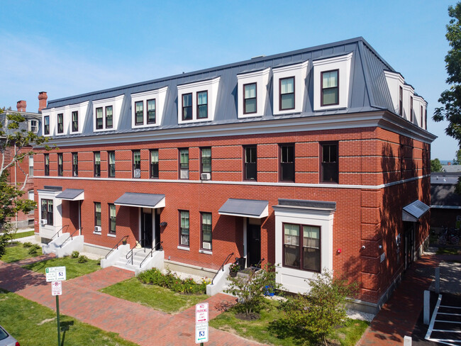 Deering Place Apartments in Portland, ME - Foto de edificio - Building Photo