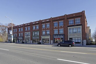165-179 Lakeshore Rd E in Mississauga, ON - Building Photo - Building Photo