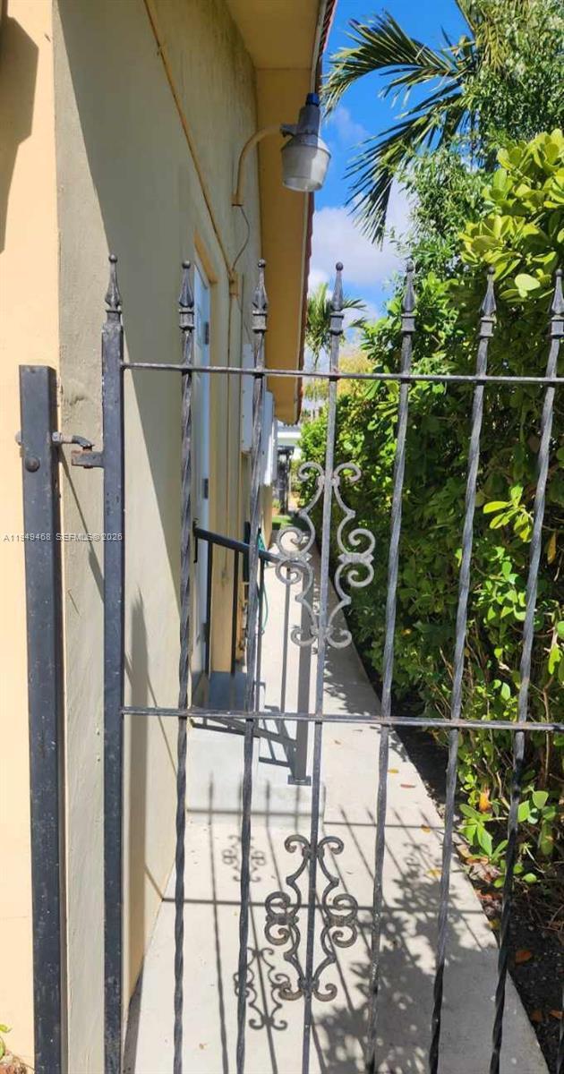 6265 SW 31st St in Miami, FL - Foto de edificio - Building Photo