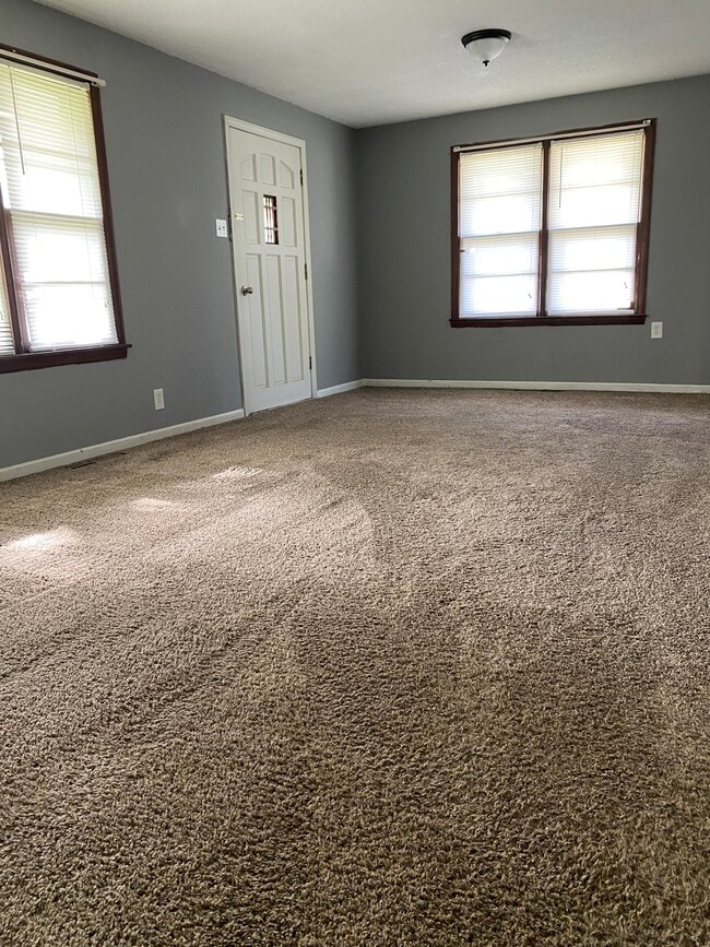 305 Redbud Ln in Ashland, MO - Foto de edificio - Building Photo