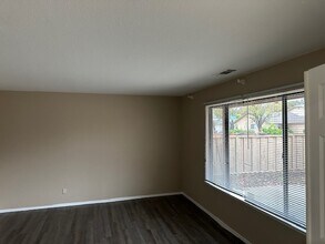 1921 Bridgewood Way in Modesto, CA - Foto de edificio - Building Photo