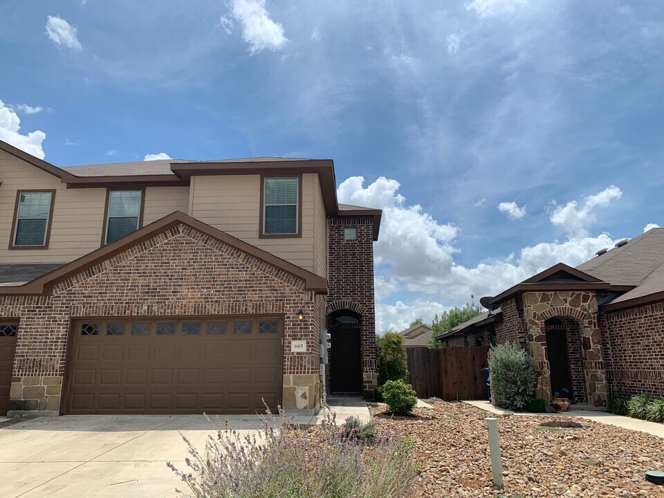 665 Creekside Cir in New Braunfels, TX - Building Photo