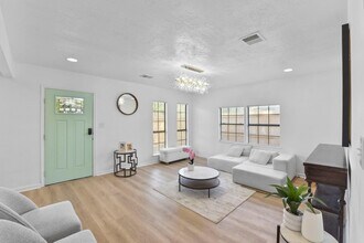 5530 Malmedy Rd in Houston, TX - Building Photo - Building Photo