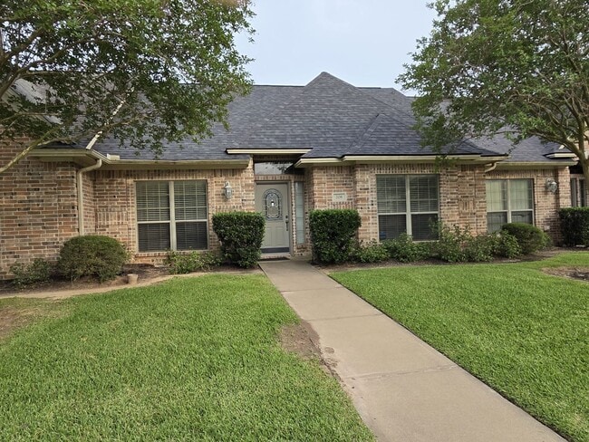 208 Hartford Dr