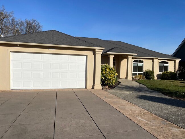 1255 Poppy Ridge Dr in Eagle Point, OR - Building Photo - Building Photo