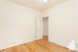 3702 N Pine Grove Ave, Unit 3720.5-E3 in Chicago, IL - Building Photo