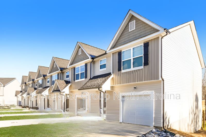 210 Beaumont Cir in Clemmons, NC - Building Photo