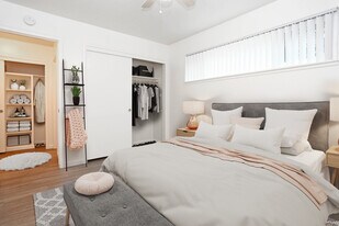 SUR Apartments in Sacramento, CA - Building Photo