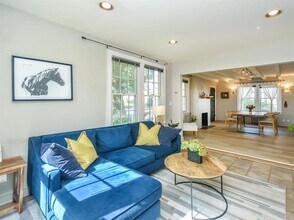 20 Oldwood Rd in Port Washington, NY - Building Photo - Building Photo