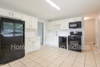 4332 Exmoor Ct in Indianapolis, IN - Foto de edificio - Building Photo