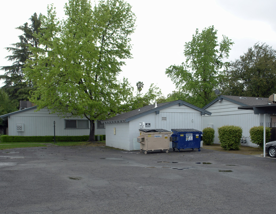 708 W Bullard Ave in Fresno, CA - Foto de edificio