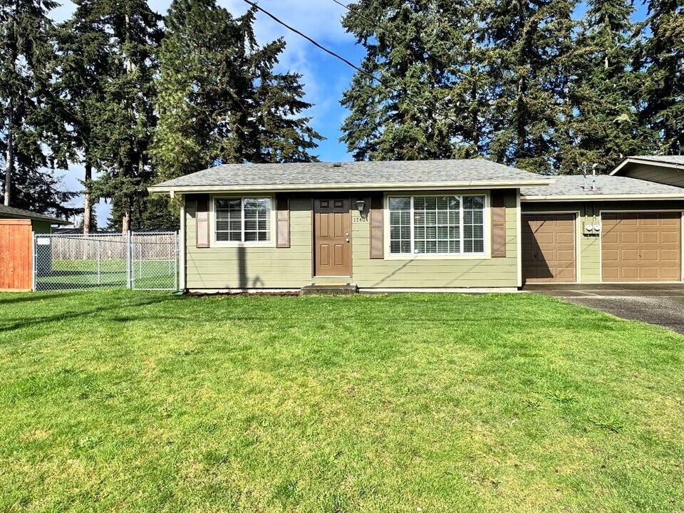 17402-17404 8th Ave Ct E in Spanaway, WA - Building Photo