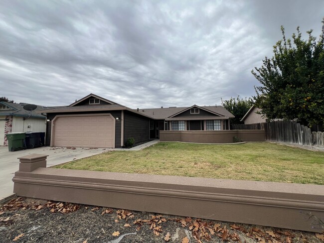 1265 Milhous St in Turlock, CA - Foto de edificio - Building Photo