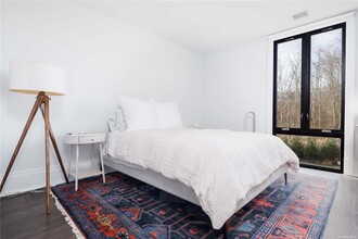 2415 Cox Neck Rd in Mattituck, NY - Foto de edificio - Building Photo