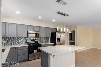 9424 Deer Lodge Ln in Las Vegas, NV - Building Photo - Building Photo