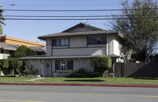 6302 Stanton Ave in Buena Park, CA - Foto de edificio - Building Photo