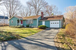 17 Hillside Rd in Gloucester, MA - Building Photo