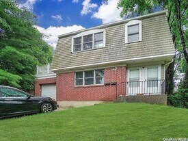 1012 Old Northern Blvd in Roslyn, NY - Building Photo