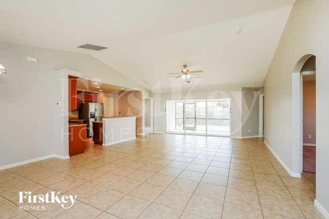 2409 NW 9th Ave in Cape Coral, FL - Foto de edificio - Building Photo