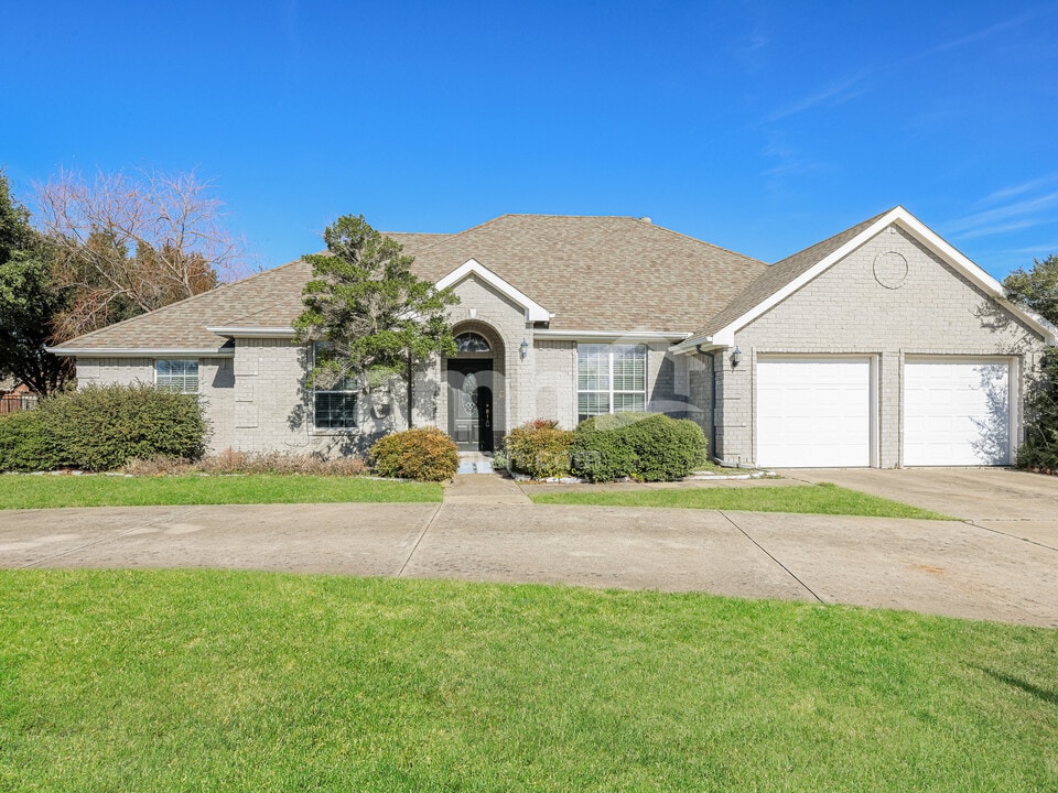 208 Lakewood Trail in Forney, TX - Foto de edificio