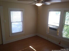 905 W Lynwood Ave-Unit -2 in San Antonio, TX - Building Photo - Building Photo