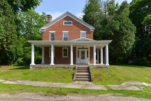 15 Hawkins Rd in Southbury, CT - Building Photo
