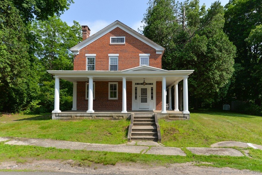 15 Hawkins Rd in Southbury, CT - Building Photo