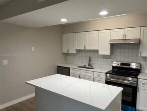 4055 W McNab Rd in Pompano Beach, FL - Foto de edificio - Building Photo