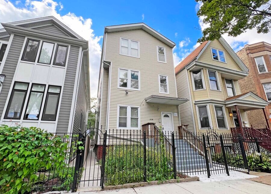 3238 N Whipple St, Unit 2 in Chicago, IL - Building Photo