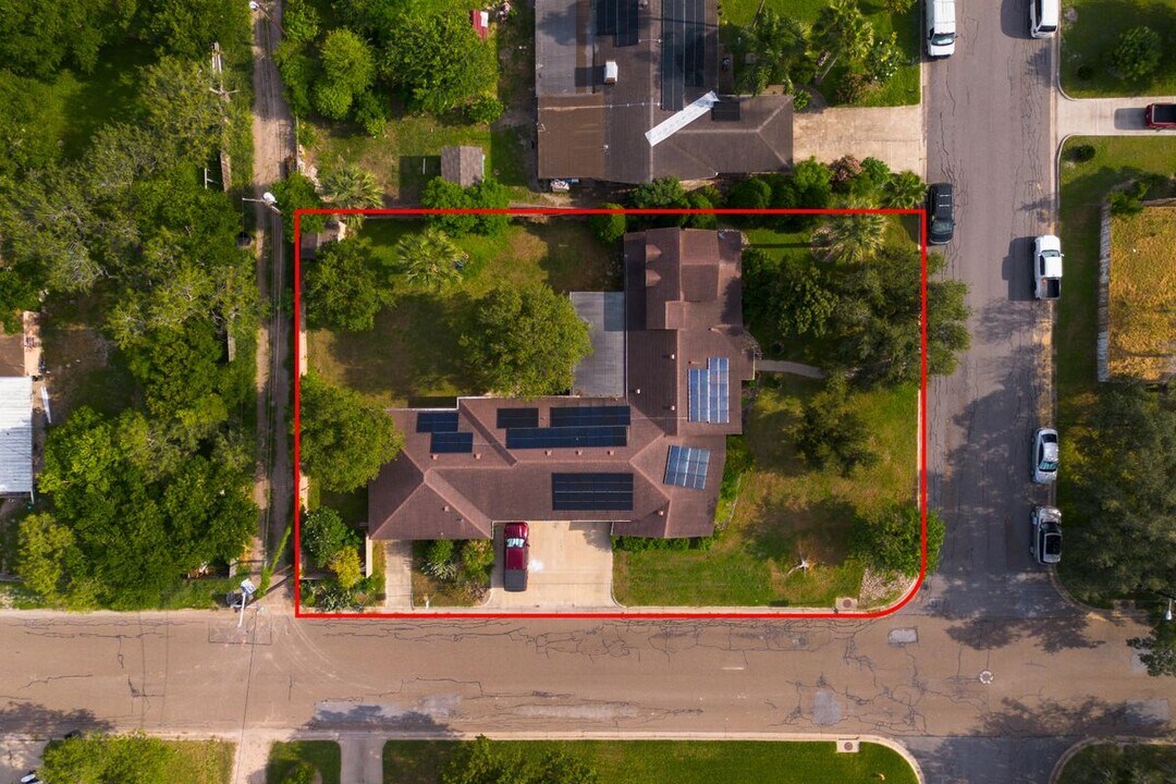 1635 Sam Houston Dr in Harlingen, TX - Building Photo