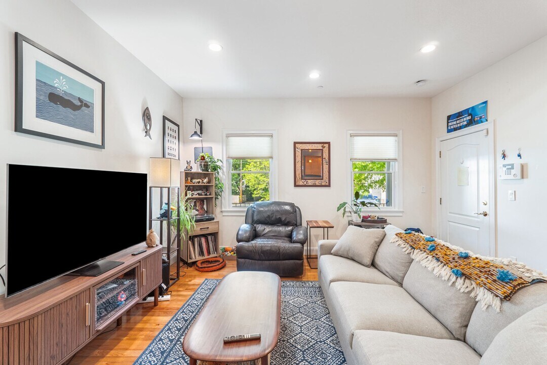 112 Academy Hill Rd, Unit 1 in Boston, MA - Foto de edificio